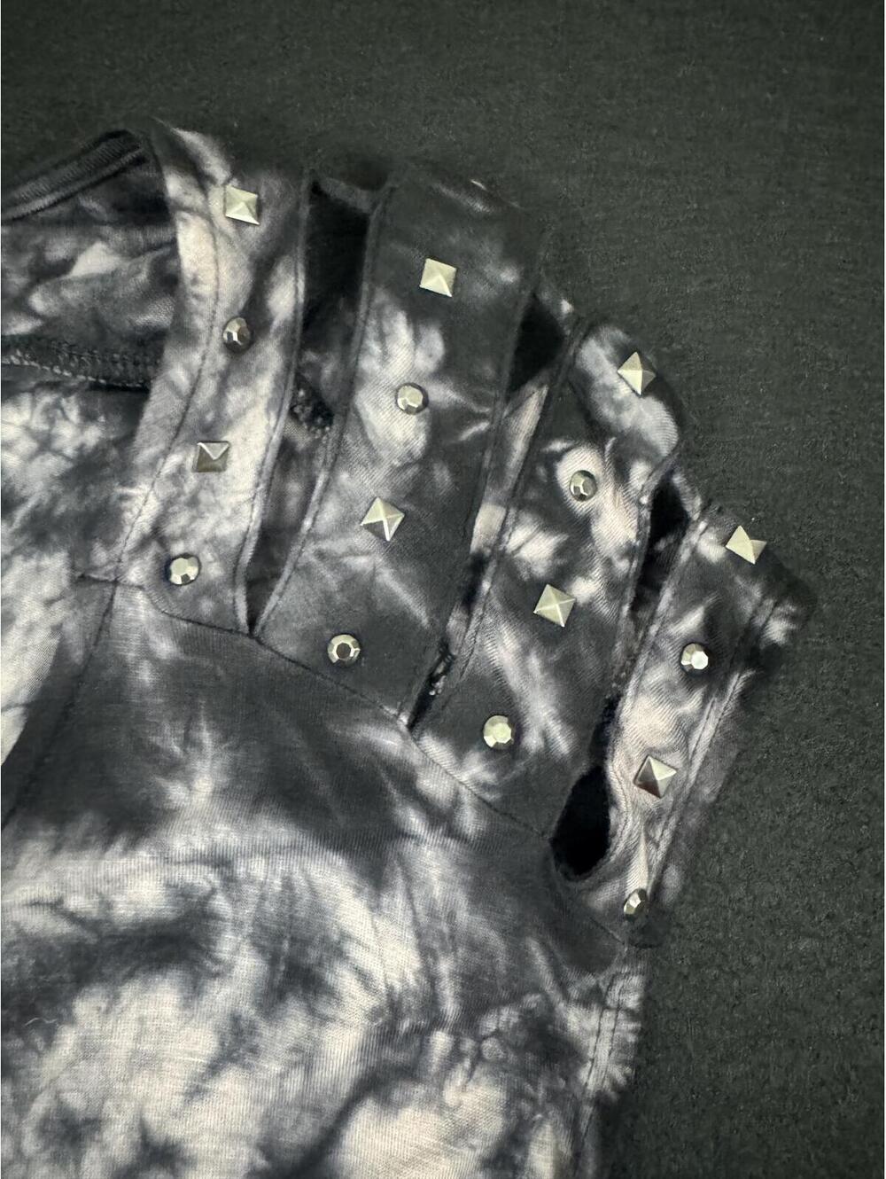 Rock & Republic Black & Gray Tie-Dye Sleeveless Top w/ Studded Cutout Shoulders - Picture 4 of 7